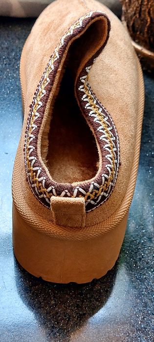 Продам уггі  нові