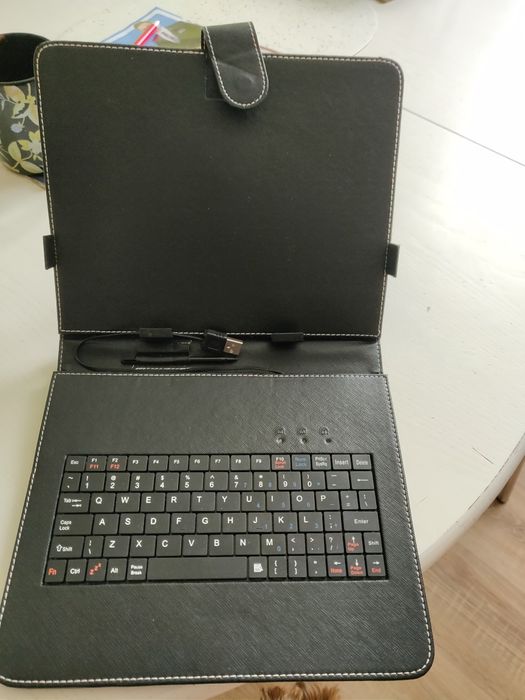 Etui na tablet z klawiaturą