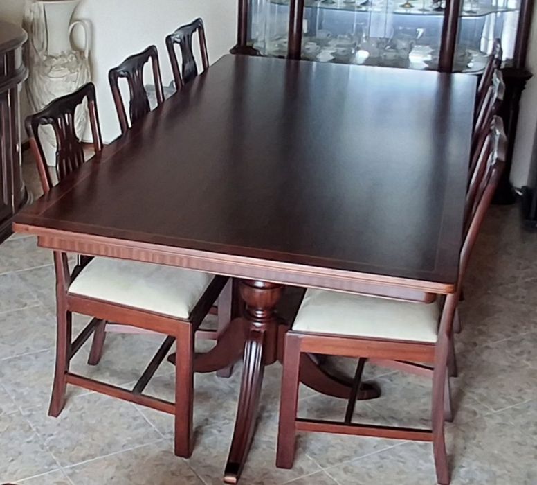 Mesa de jantar e 6 cadeiras em cerejeira