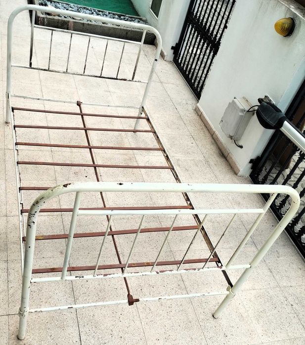 Cama Ferro Antiga 1,10m X 1,80m + Estrado Madeira