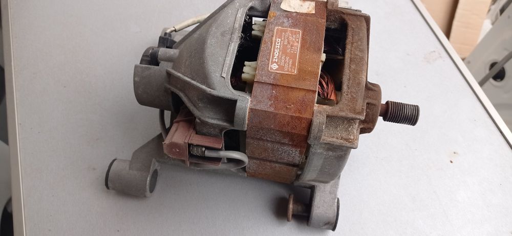 Мотор Indesit двигатель