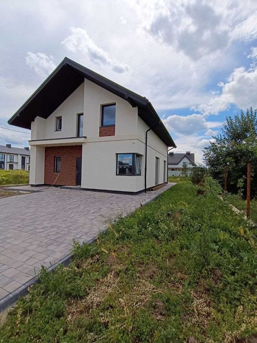 Продається особняк з прямокутною ділянкою, всі комунікації міські.