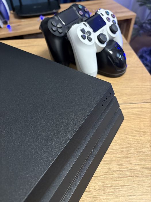 PlayStation 4 PS4 pro 1TB dwa pady + gra