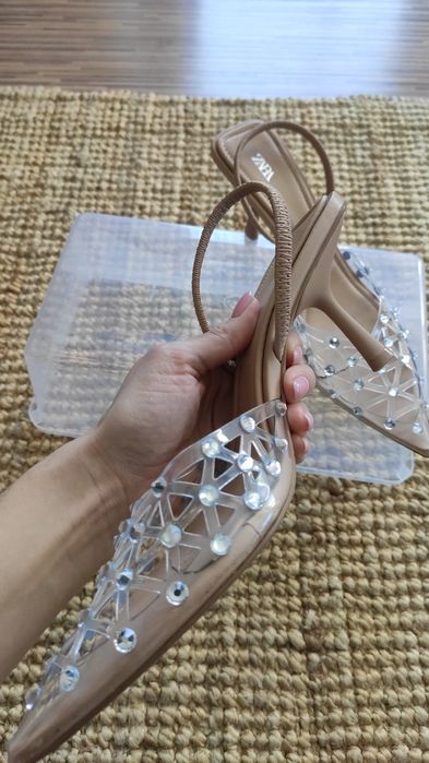Buty na obcasie z odkrytą pietą i błyszczącymi zdobieniami zara