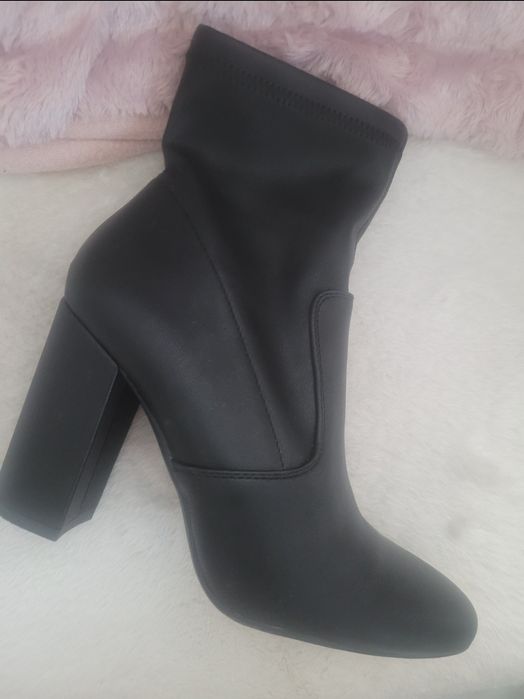 Czarne damskie botki na obcasie