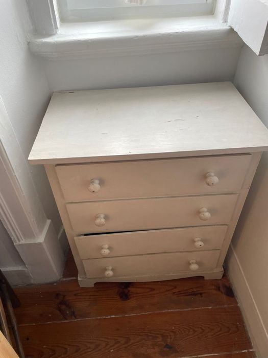 Cómoda de 4 gavetas com tampo extra