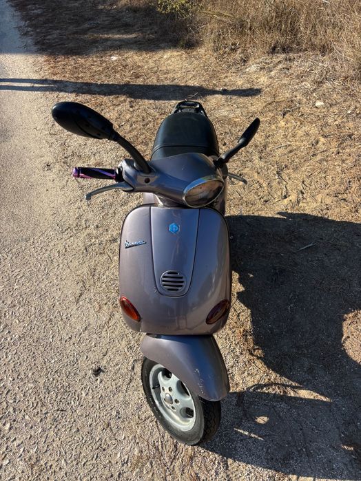 Vendo scooter Vespa ET2 de 1999 com matrícula portuguesa.