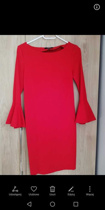 Dopasowana czerwona sukienka z falbanami na rękawach