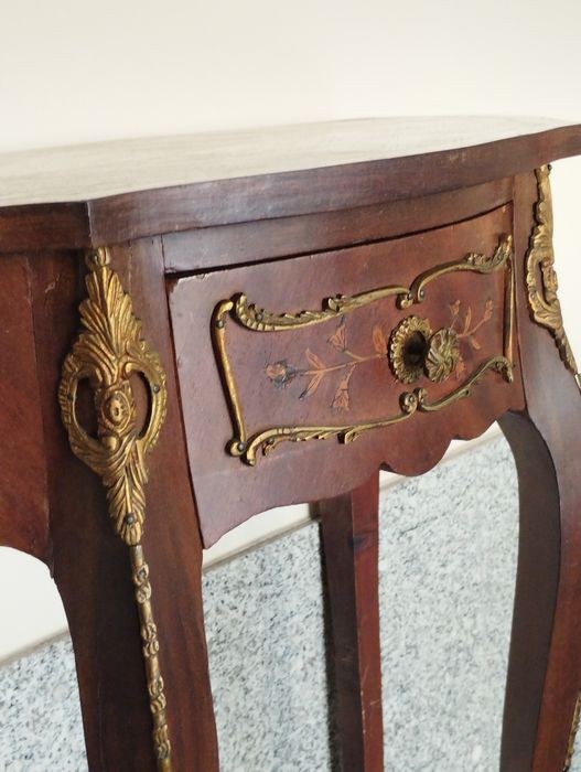 Mesa meia lua penso ser em pau santo