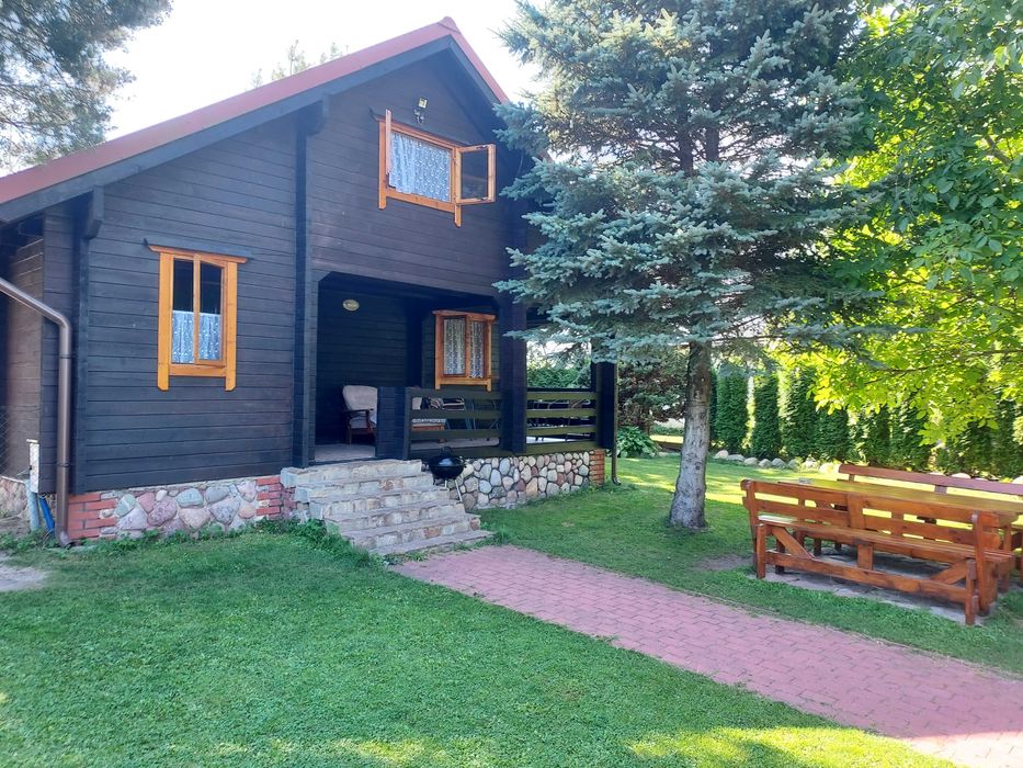 Domek letniskowy na Mazurach nad jeziorem, z linią brzegową jeziora