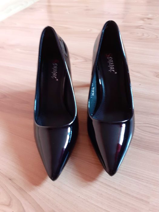 Czarne czółenka na słupku.  Stan idealny