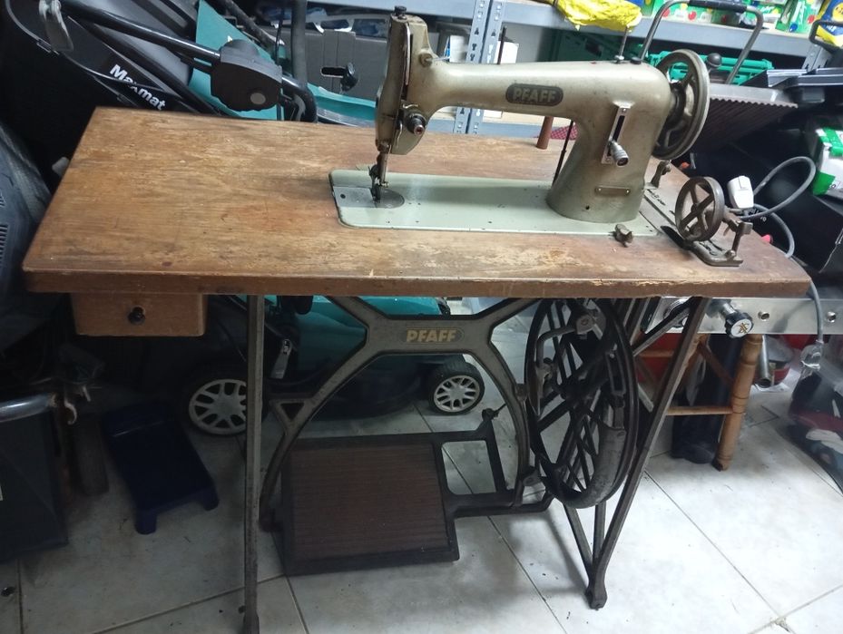 Máquina de costura PFAFf antiga de sapateiro
