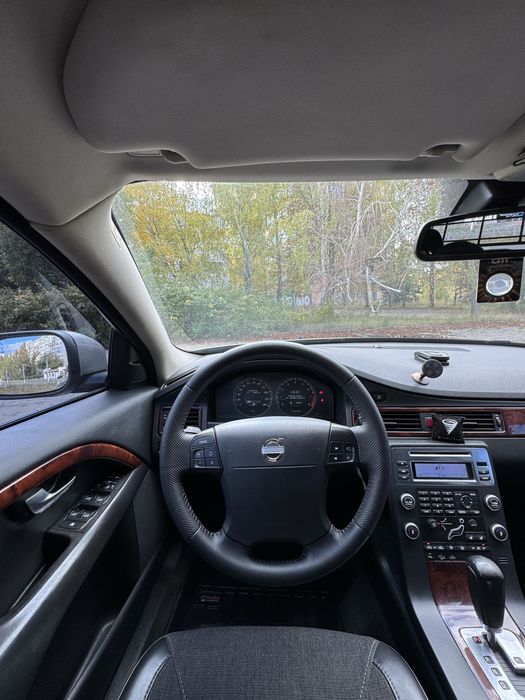 Volvo XC70 — надійний повнопривідний універсал у чудовому стані