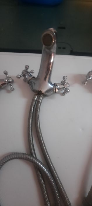 TORNEIRAS misturadoras  de COZINHA  e  WC