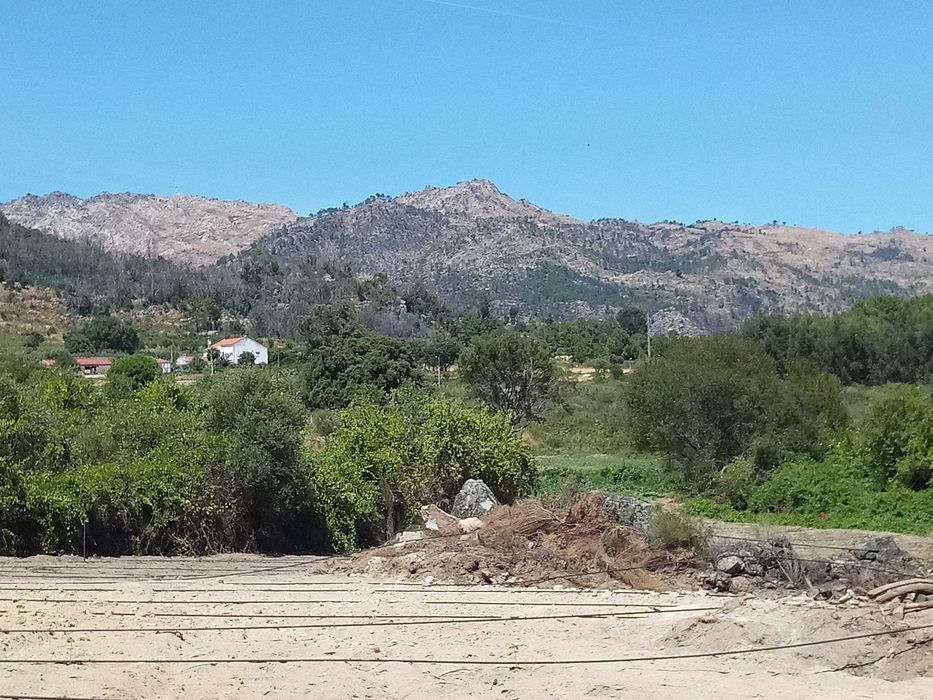 Terreno de 1,3 Ha com Ribeiro e Viabilidade de Construção