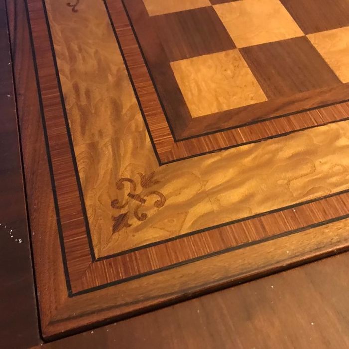 Mesa de Jogo e Cadeiras