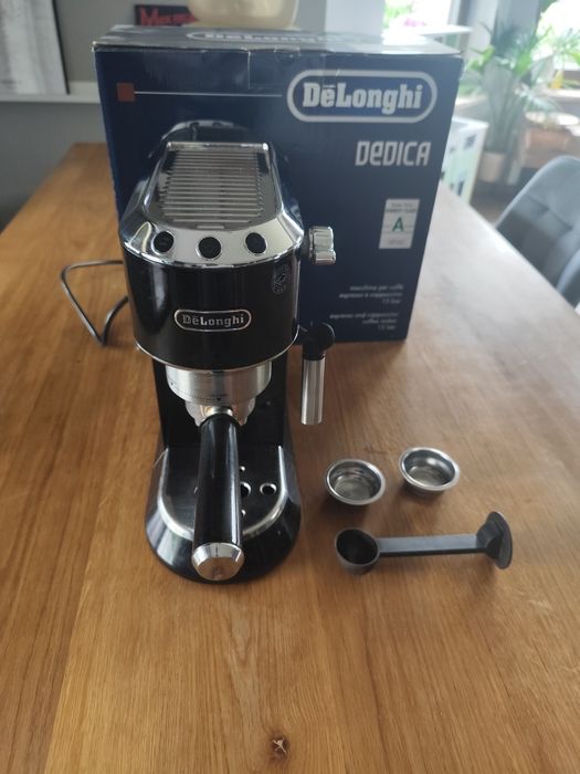 Ekspres kolbowy De'Longhi Dedica EC 685/680 Czarny | Zestaw + Pudełko