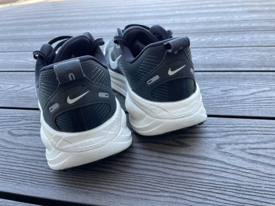 Buty Nike Vomero 18 Męskie Czarno-Białe r. 42