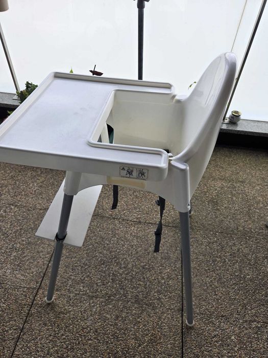 cadeira bebe IKEA com tabuleiro e suporte para pés