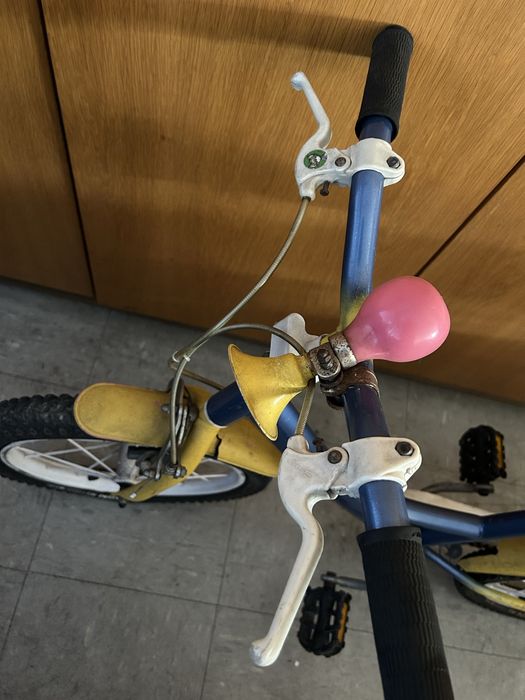 Bicicleta de criança azul e amarela