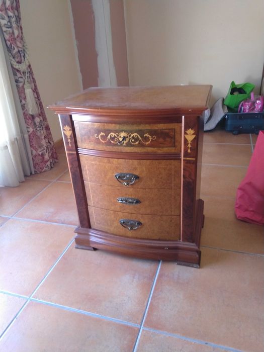 Quarto completo em bom estado.