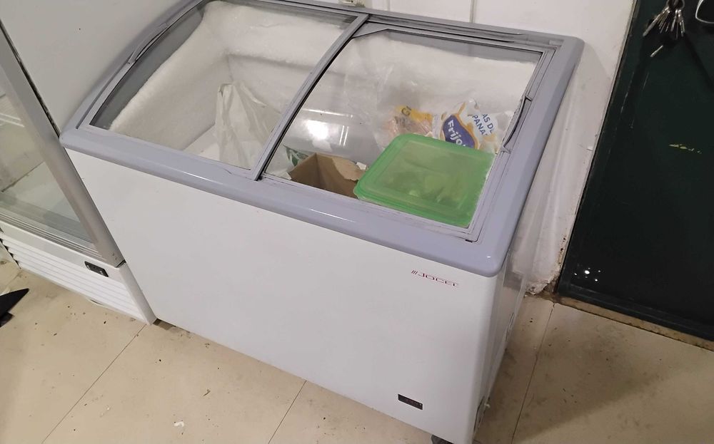 Vendo arca horizontal com montra em boas condições