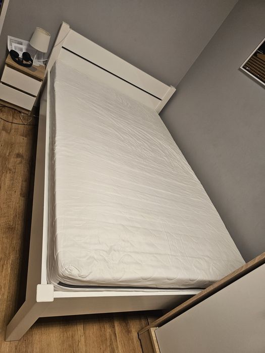 Łóżko sypialniane drewniane z materacem sprężynowym + GRATIS