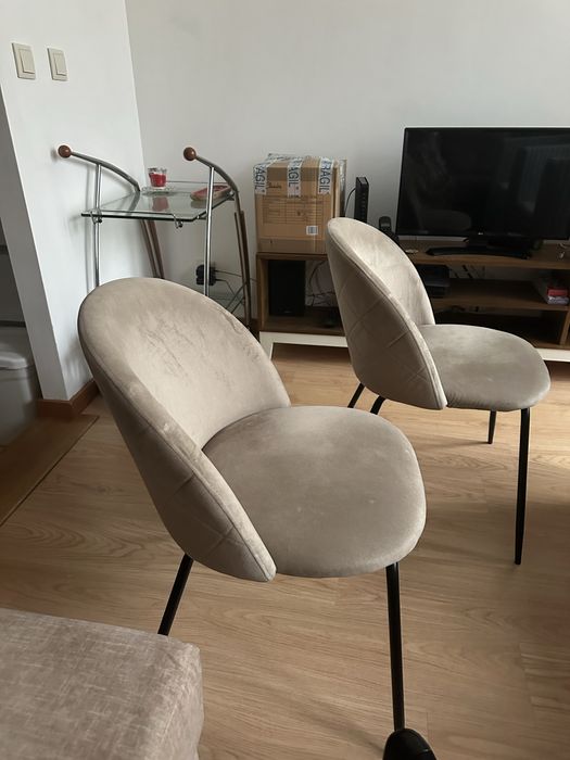 Vendo 2 cadeiras de sala de estar ou jantar, servem também para escritório.