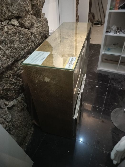 Balcão de loja com várias gavetas no interior.