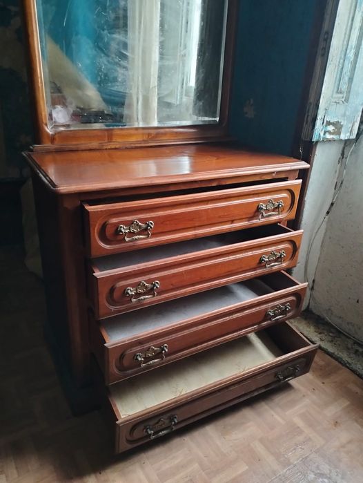 Mobília antiga , guarde fatos e comoda com espelho