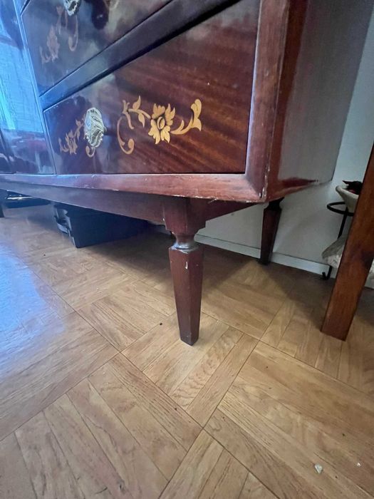 Cómoda Clássica com Marchetaria – Elegância e Arrumação