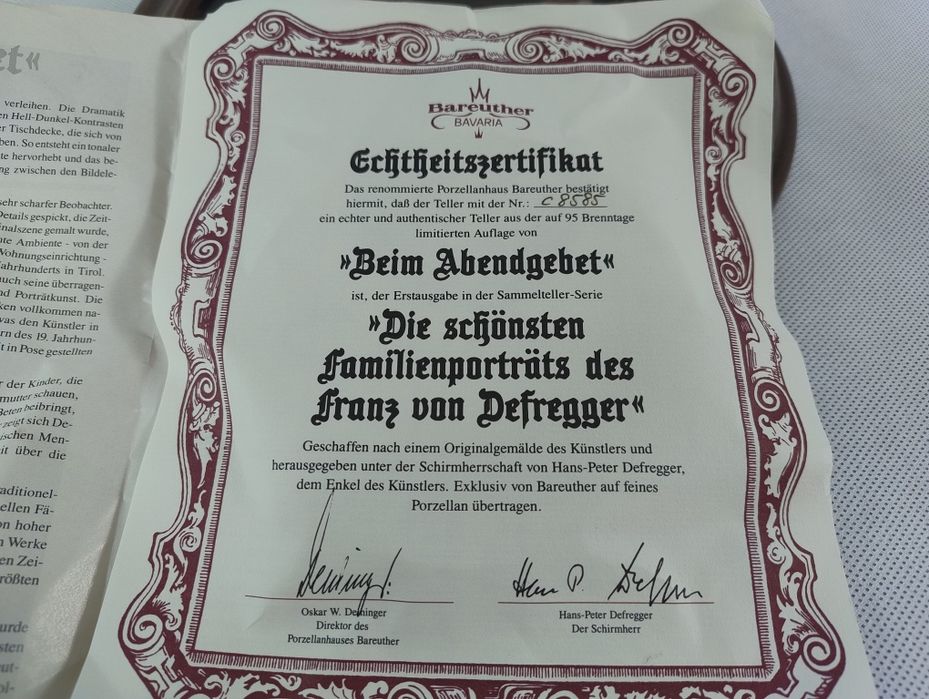 Talerz ozdobny w drewnianej ramie.