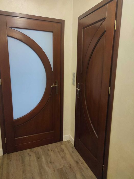 Drewniane drzwi po demontażu