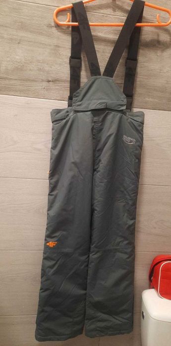 4 F spodnie narciarskie  152 cm