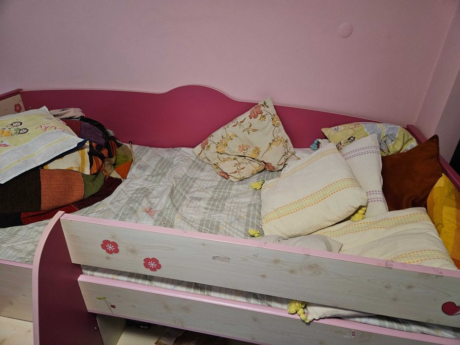 Cama elevada para criança com colchão como novo.