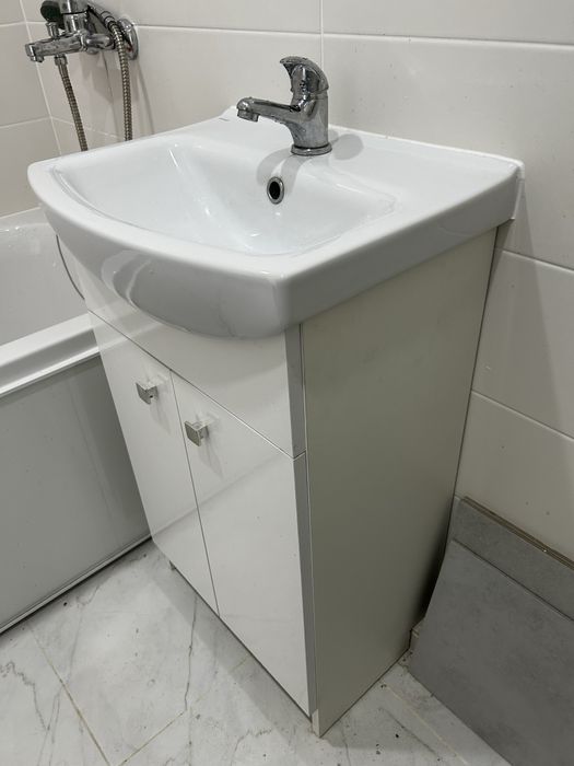 Умивальник з тумбой