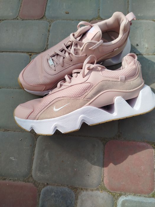 Продам кросівки Nike RYZ