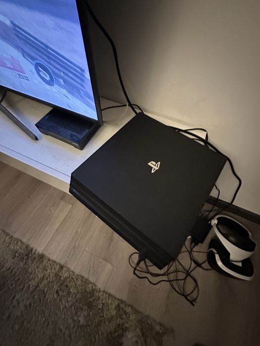 Playstastion 4 pro 1t com um comando