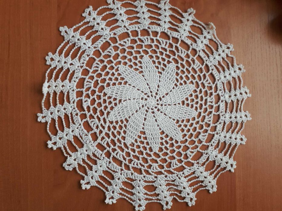 Serwetka biała do koszyczka średnica 28 cm