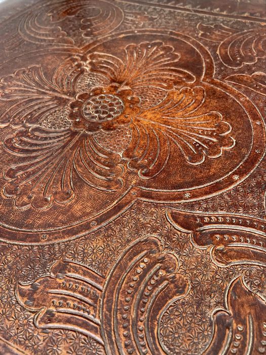 Cadeirões antigos de couro lavrado