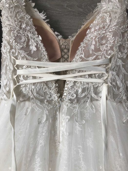 Piękna sukienka ślubna w kształcie literki A r. 36/38