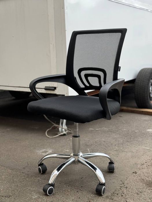 Офісні крісла сітка, шкіра, тканина б/у (стілець, стіл, тумба)