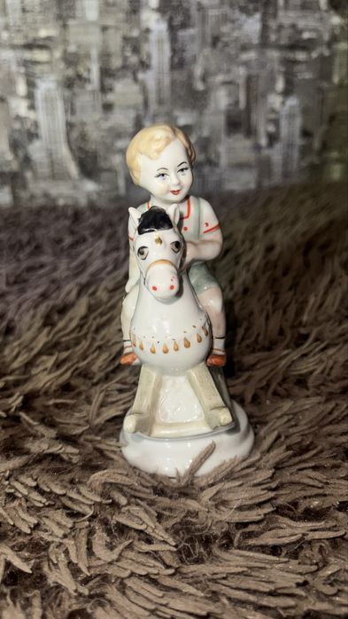 Продам фарфоровую статуетку мальчик на лошадке,всадник