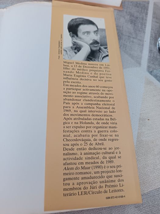 Livro "Além do Maar" de Miguel Medina