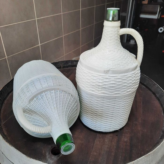 Garrafões de 5 Lts em vidro, revestidos a plástico