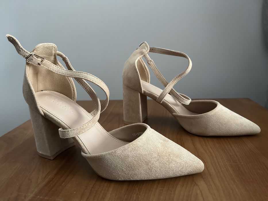 Beżowe zamszowe czółenka w szpic na obcasie 37 38