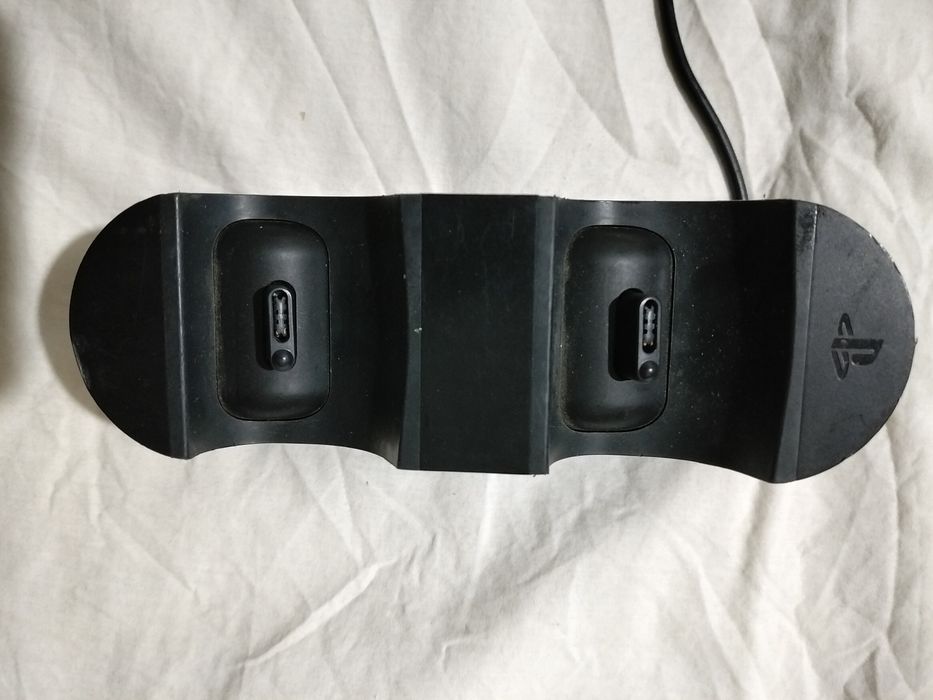 Consola PlayStation 4 + 2 Comandos (1 Transparente Nacon) + Base de Carga Dupla Oficial