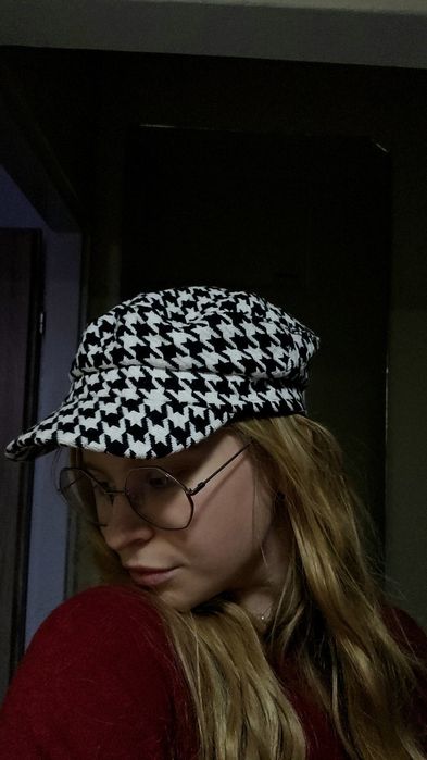 Czapka z daszkiem w kratkę,  we wzor czarnobiała