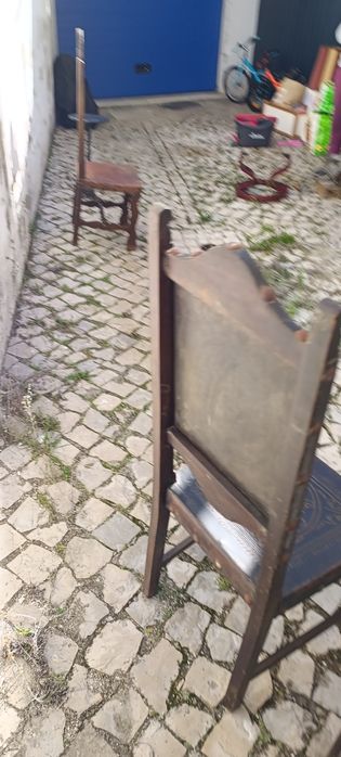 Cadeiras antigas em cabedal