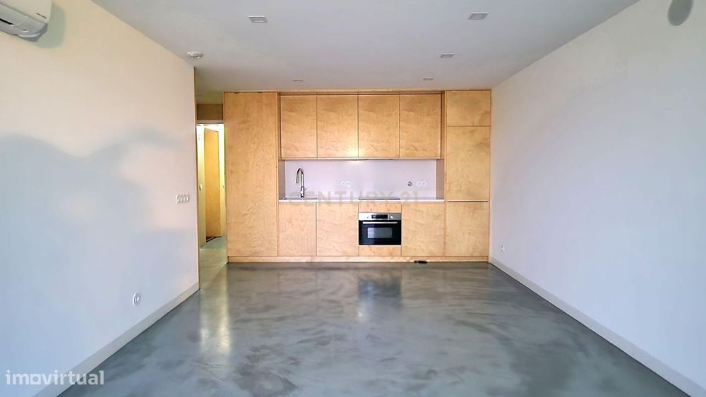 The Brick | Elegant T1 with Parking and Smart Home Technology in
